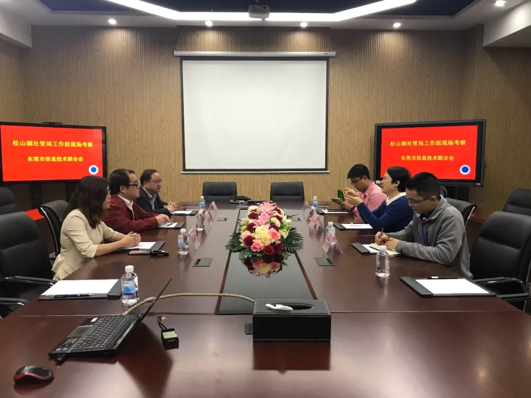 一群人站在一起描述已自动生成